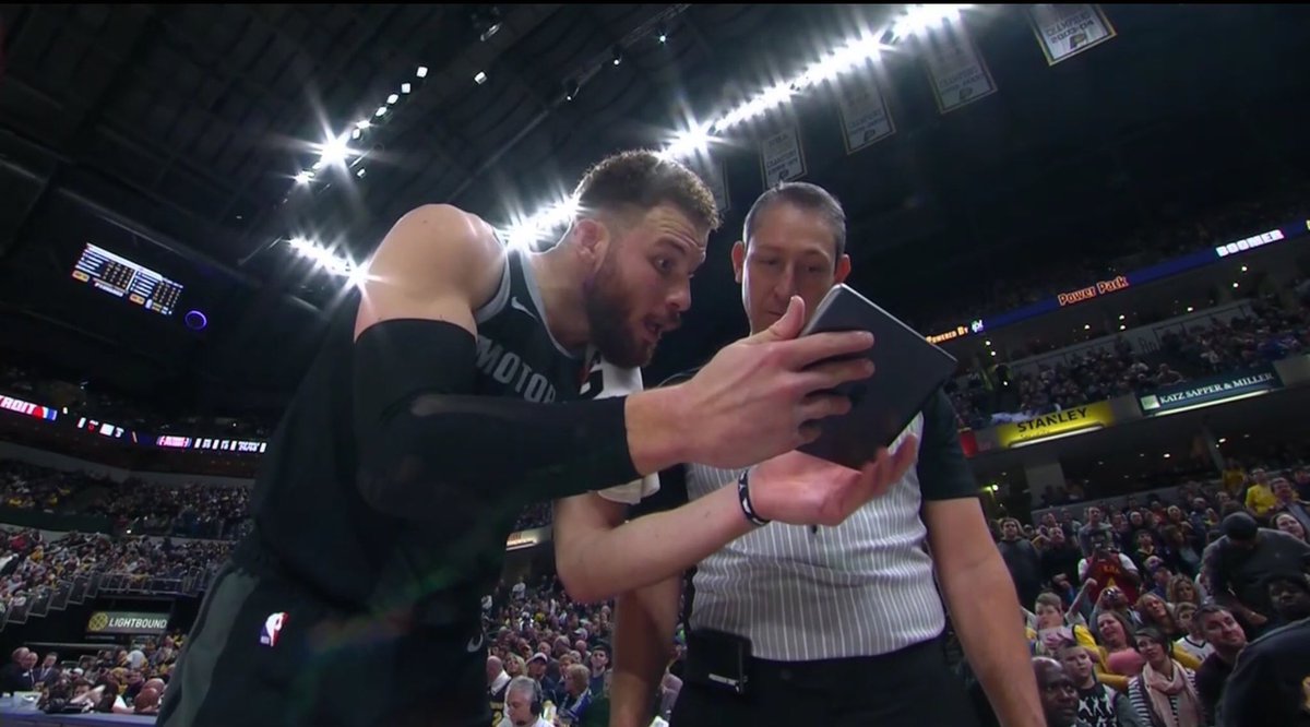Estrella de la NBA utilizó su propio VAR para discutir una jugada con el árbitro (Video)