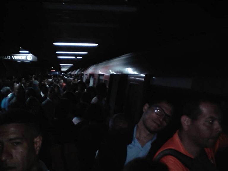 Lunes de caos en el Metro de Caracas: Se accidentó un tren en Bellas Artes (video)