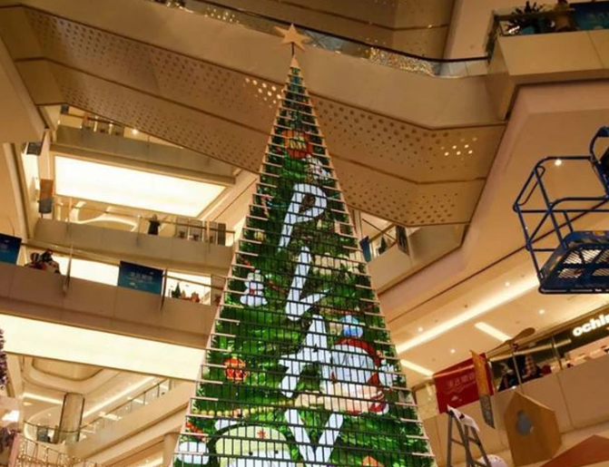 Este peculiar árbol de navidad hecho con celulares estableció un nuevo récord Guinness (Fotos)