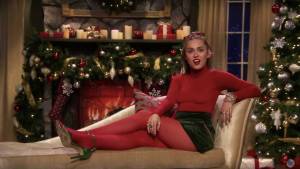 Miley Cyrus convierte la canción Santa Baby en un himno feminista (video)
