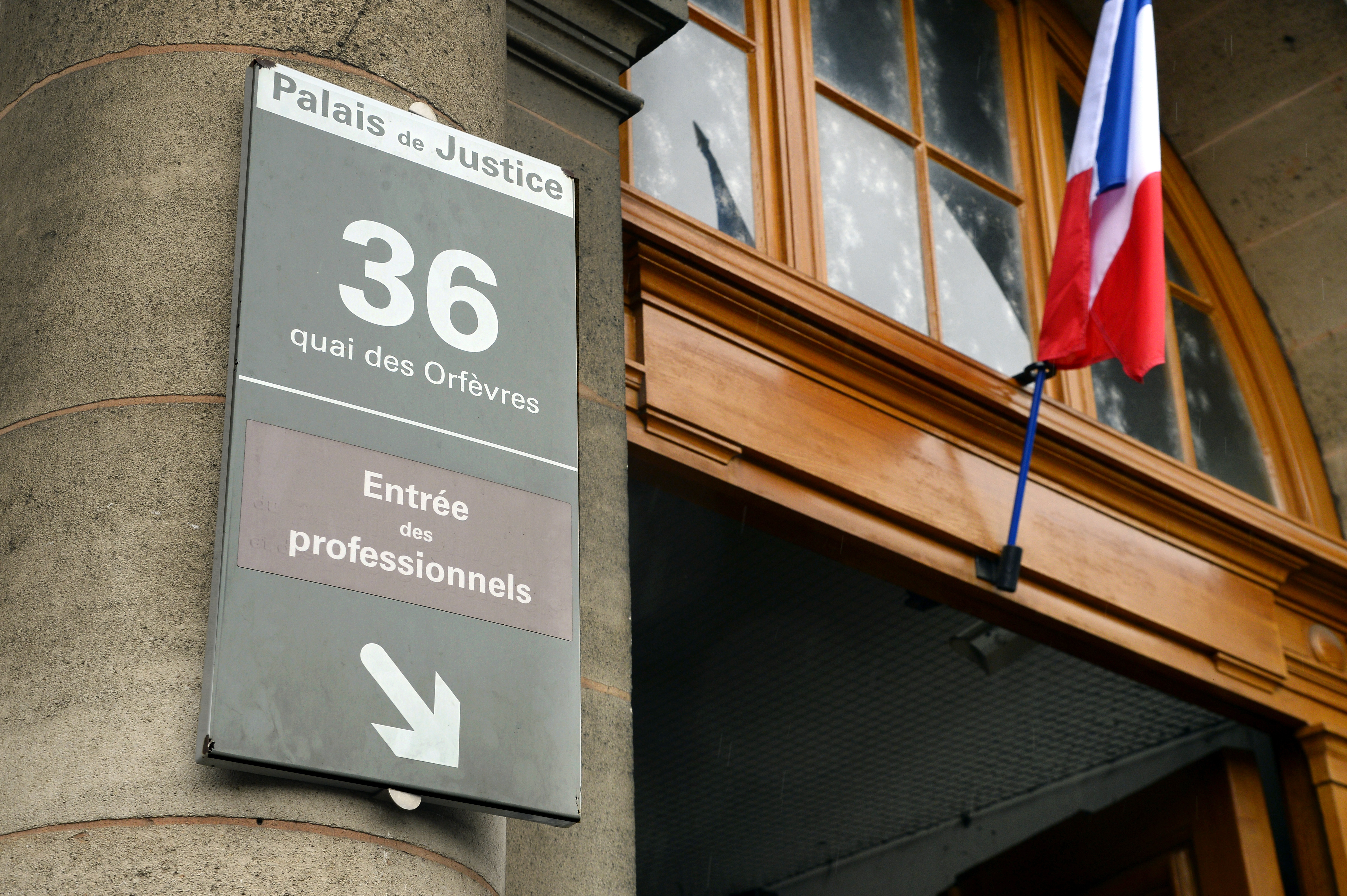 Dos policías van juicio en Francia acusados de violar a turista canadiense