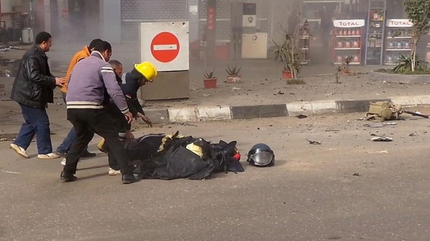 Un policía muere desactivando una bomba en una iglesia en Egipto