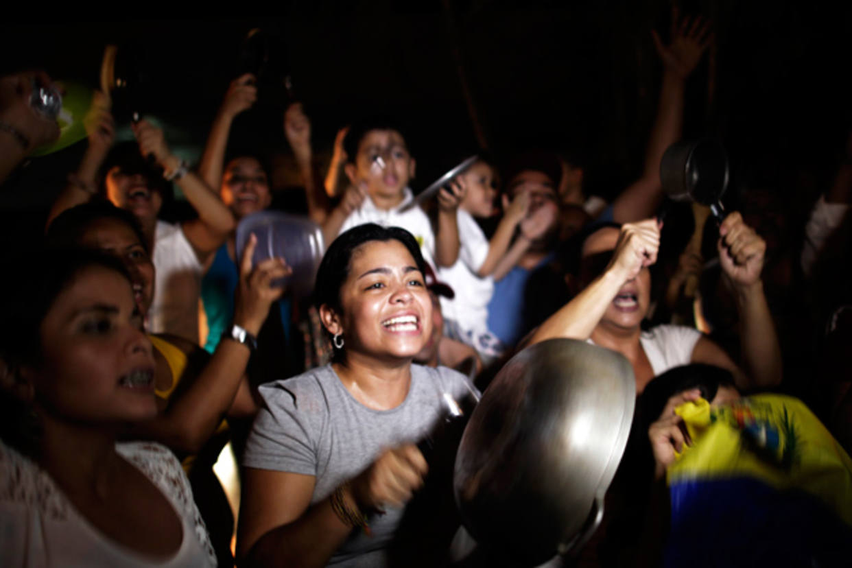 Caraqueños cacerolean ante indolencia del régimen, tras más de 27 horas sin luz (Videos)