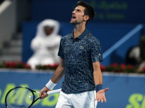 Djokovic sufre la “gota gorda” para pasar a segunda ronda en Doha