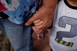 Niños sufren la ausencia de padres que huyen de Venezuela para buscar trabajo (Fotos)
