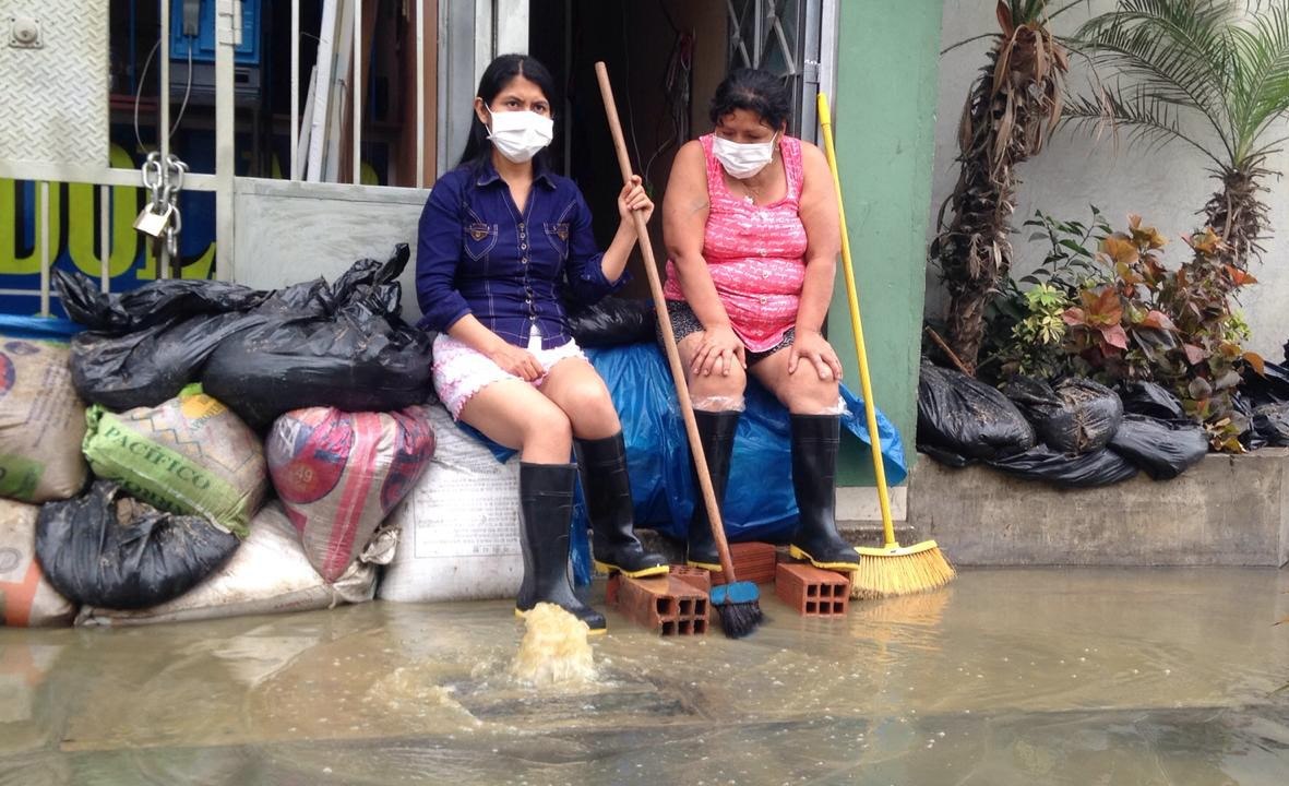 Perú declara en emergencia a distrito inundado por aguas residuales
