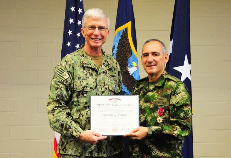 Comando Sur de EEUU entregó, en Colombia, “Legión del Mérito” al G/D colombiano Juan Pablo Forero