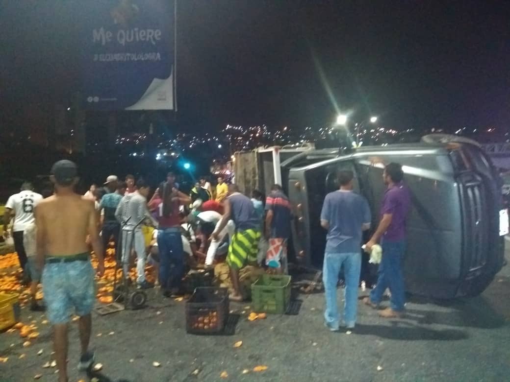 Saquearon camión de mandarinas que se volteó en la autopista Francisco Fajardo (Fotos y video)