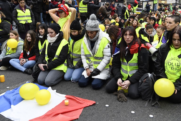 EN FOTOS: Mujeres chalecos amarillos se manifiestan en Francia para dar imagen pacífica