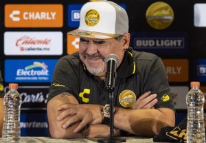 Maradona resta importancia a su breve internación y se declara feliz por seguir en Dorados