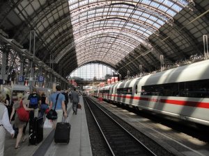 Policía alemana evacúa 500 pasajeros de un tren por una amenaza de bomba
