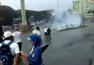Fuerzas represoras también acechan a manifestantes en La Vega #23Ene (videos)