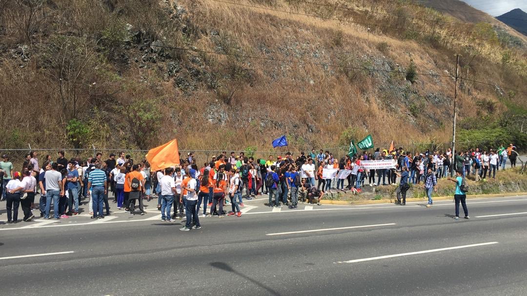 Estudiantes de la Metropolitana y Santa María marchan en el distribuidor Metropolitano en apoyo a la AN (Fotos)