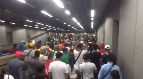VIDEO: Con cánticos y consignas, los venezolanos se trasladan a los puntos de concentración en el Metro de Caracas #23Ene