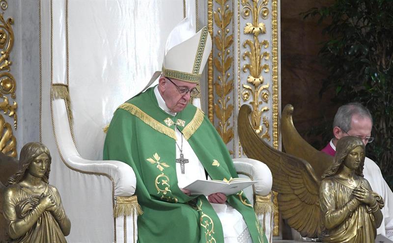 El Papa dice que sigue rezando por el camino de paz en Colombia tras atentado