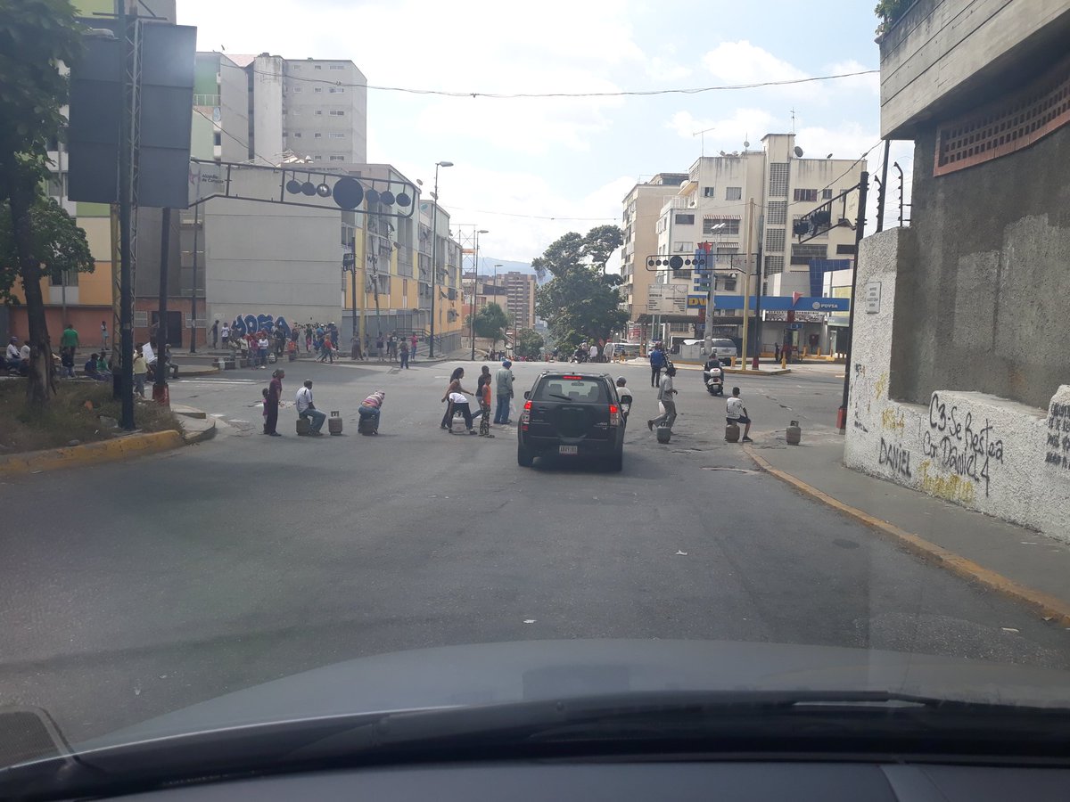 Reportan protesta por falta de agua en al Av. Andrés Bello en Caracas #7Ene