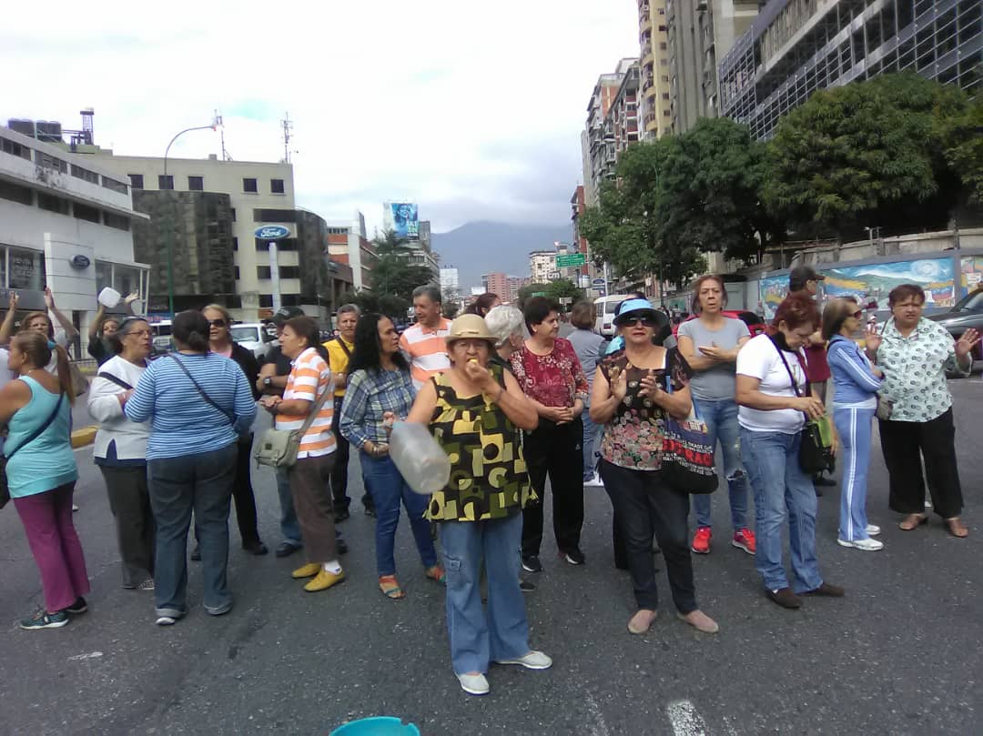 Protesta en Los Cortijos por falta de agua #18Ene (Fotos y video)
