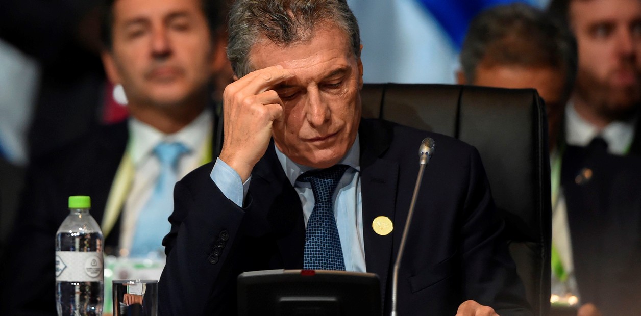 Macri hace cambios en su gabinete para encarar crisis tras derrota electoral
