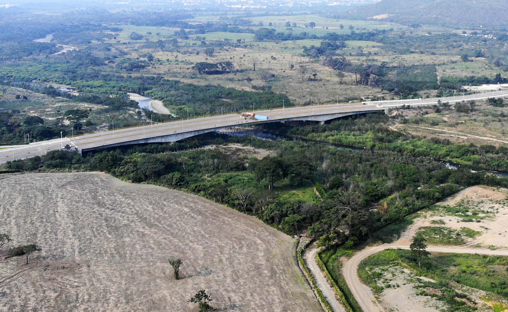 Militares mantienen bloqueado el puente por el que puede entrar la ayuda humanitaria a Venezuela