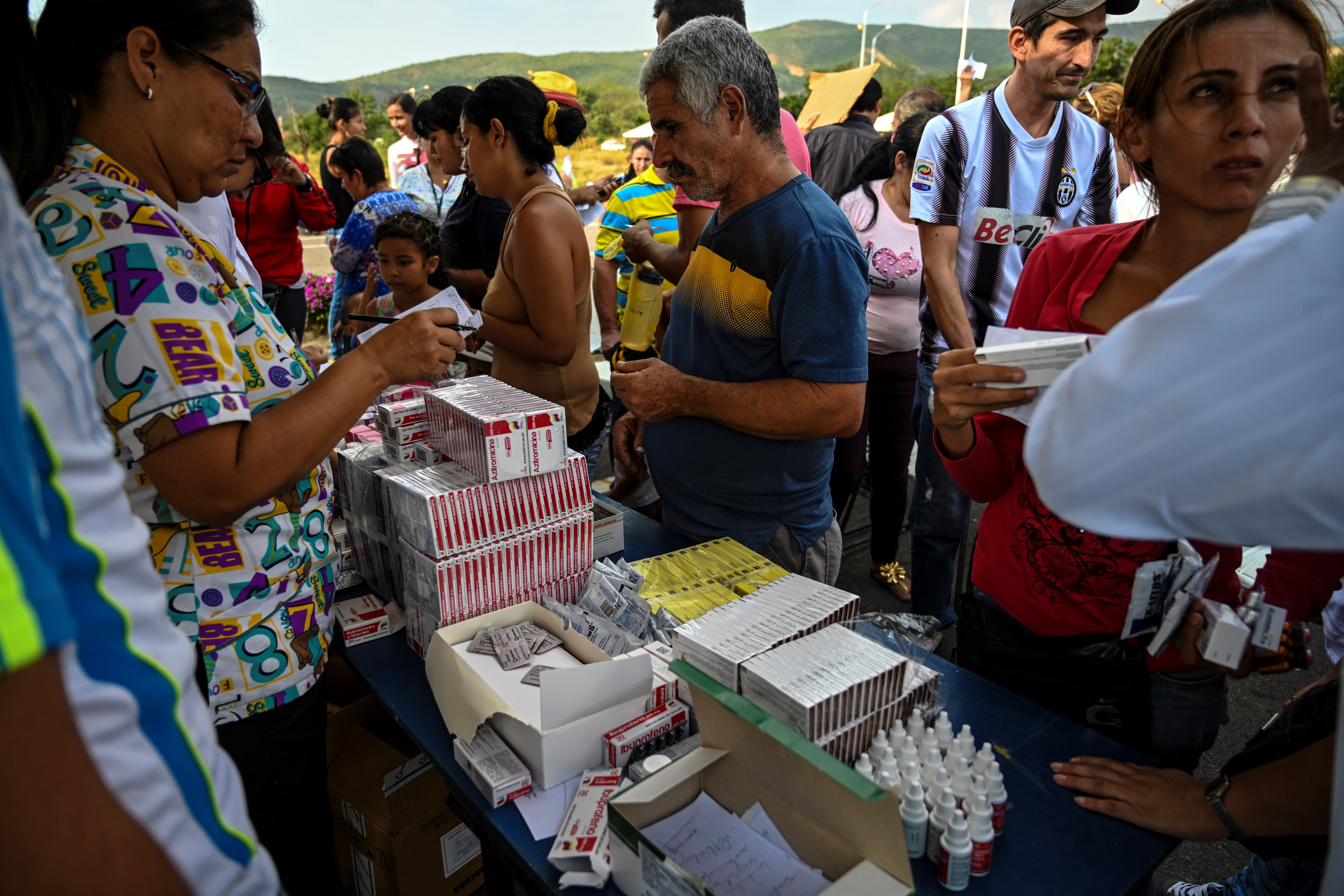 Chavismo reparte medicinas y alimentos en la frontera mientras que en el resto del país sigue la escasez