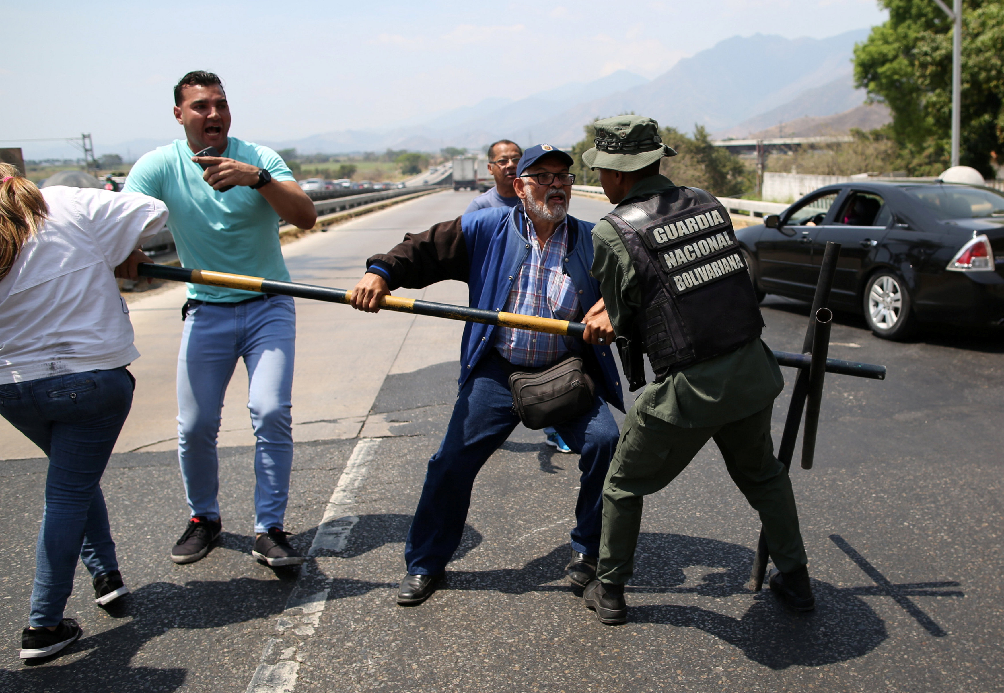 EN VIDEO: Situación caldeada entre GNB y diputados de la AN desde el túnel La Cabrera