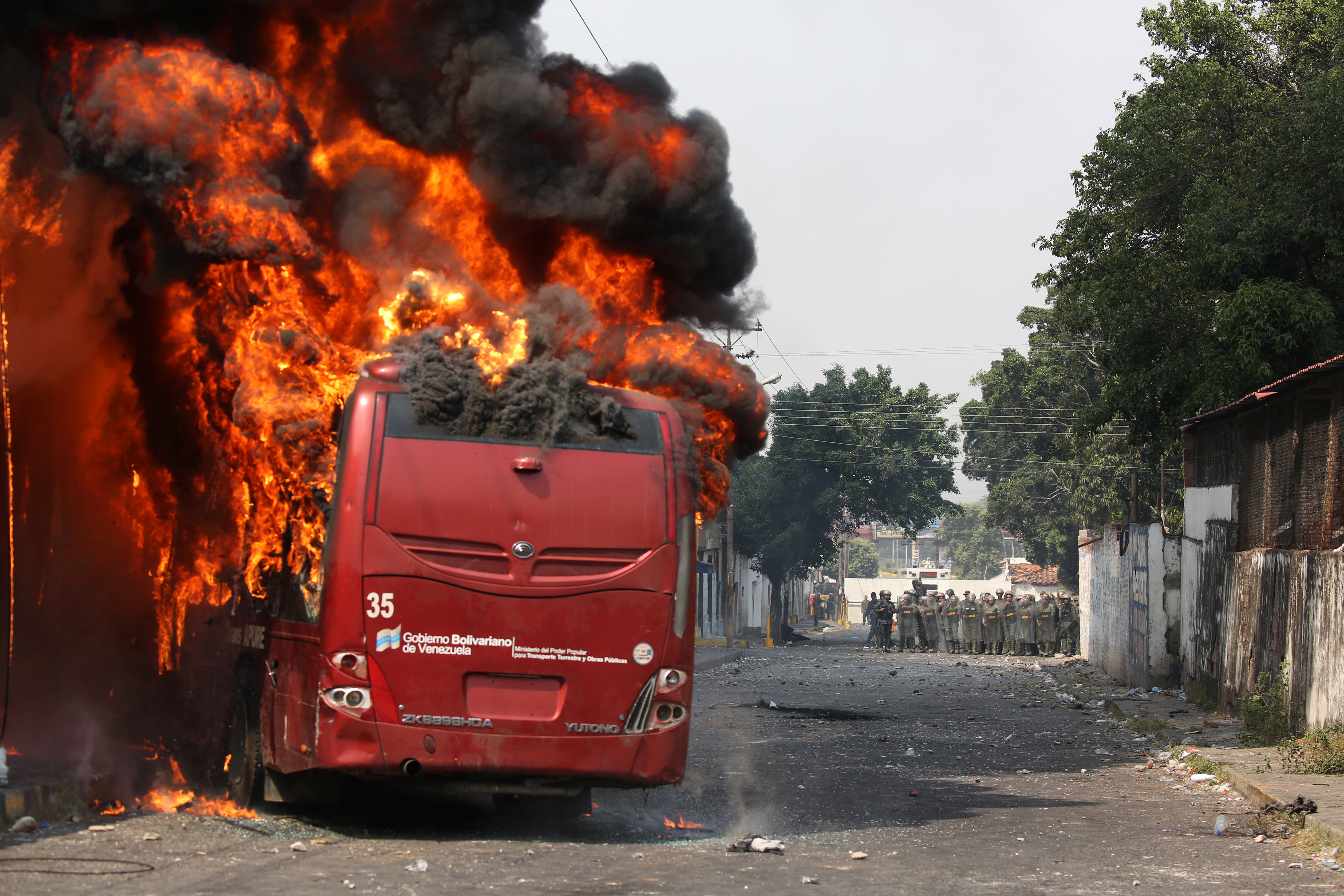 EN FOTOS: Manifestantes queman autobús rojo rojito en Ureña