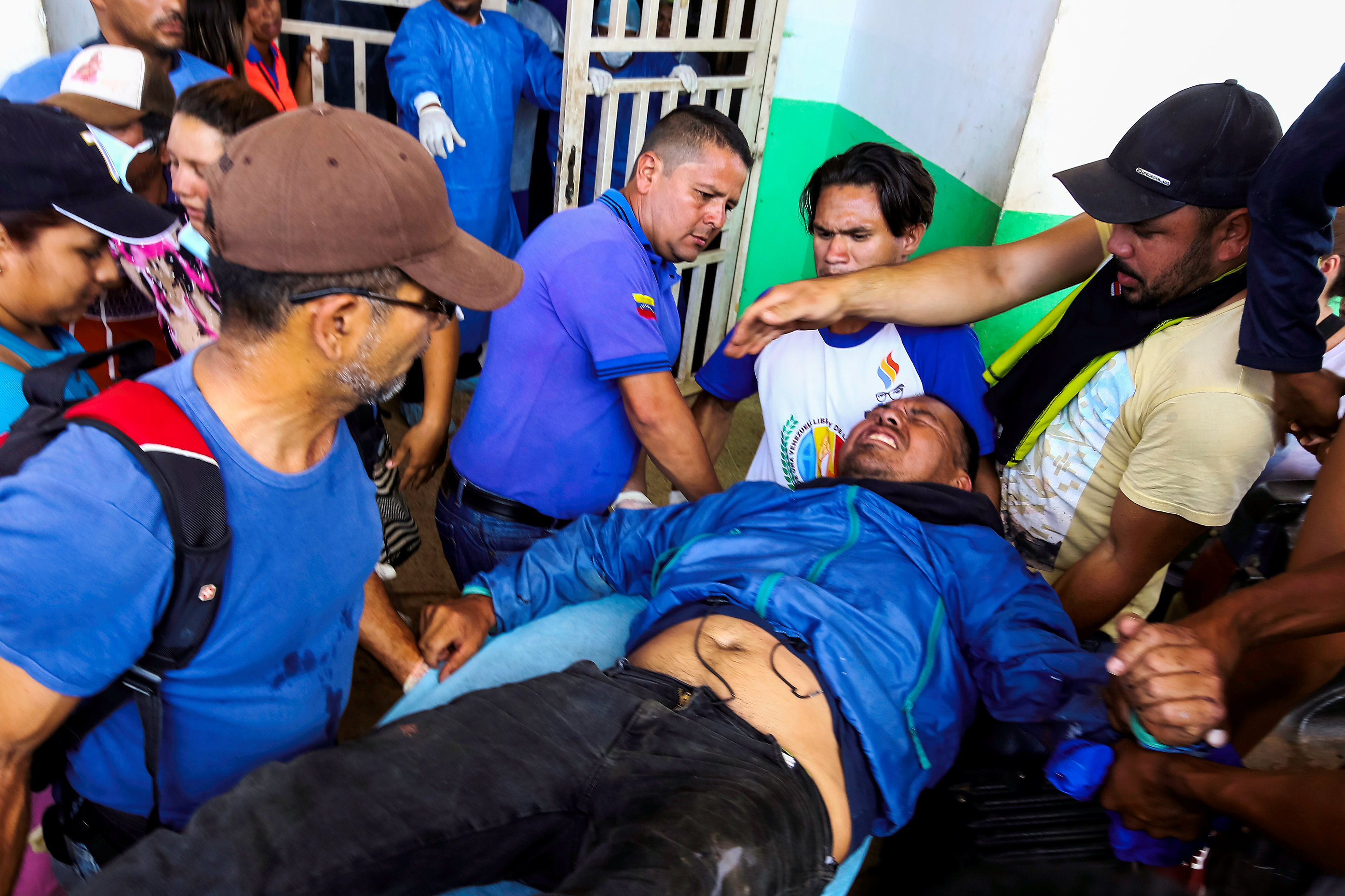 Fiscalía imputará a ocho personas por quema de un vehículo en Ureña, pero se olvida de los casi 300 heridos de la represión de Maduro