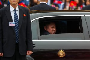 Kim llega a Vietnam para cumbre mientras que Trump está en camino