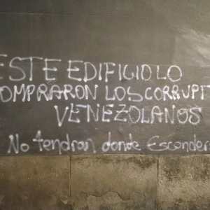 ¿Boliburgueses al descubierto? Dejan mensajes con denuncias de corrupción en edificios de Madrid (fotos y videos)
