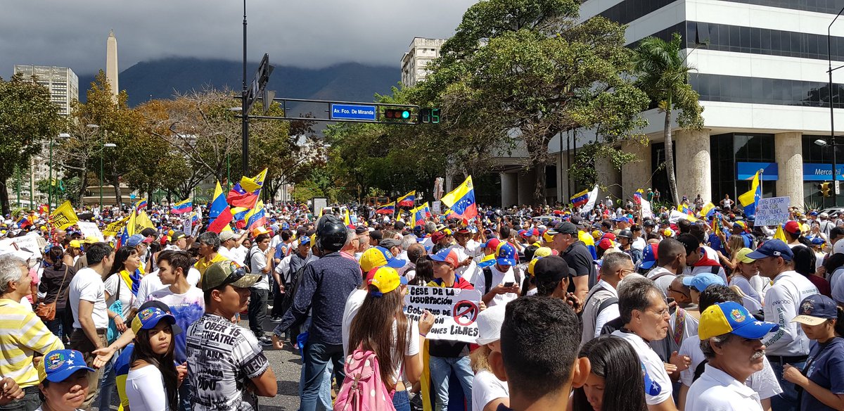FOTO: Altamira repleta de venezolanos exige ingreso de la ayuda humanitaria #23Feb