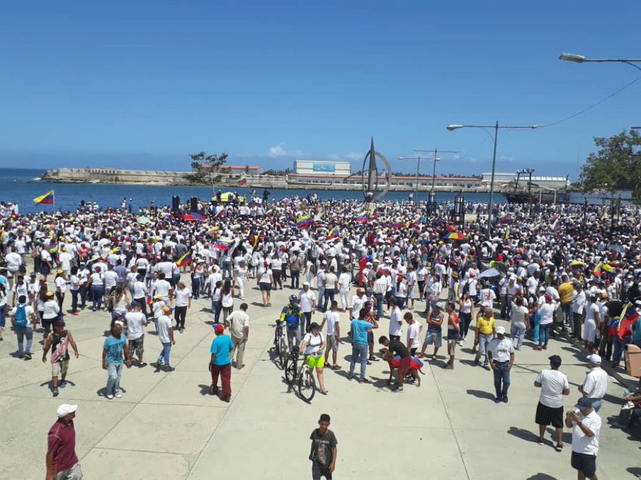 FOTO: El mar de venezolanos en Puerto Cabello que esperan el ingreso de la ayuda humanitaria