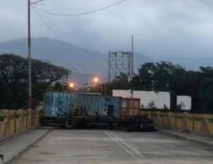 Régimen de Maduro coloca dos contenedores para impedir paso por el puente Simón Bolívar (Foto)