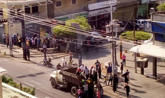 FOTO: Policía de Maduro impide marchar a venezolanos en Ciudad Ojeda #12Feb