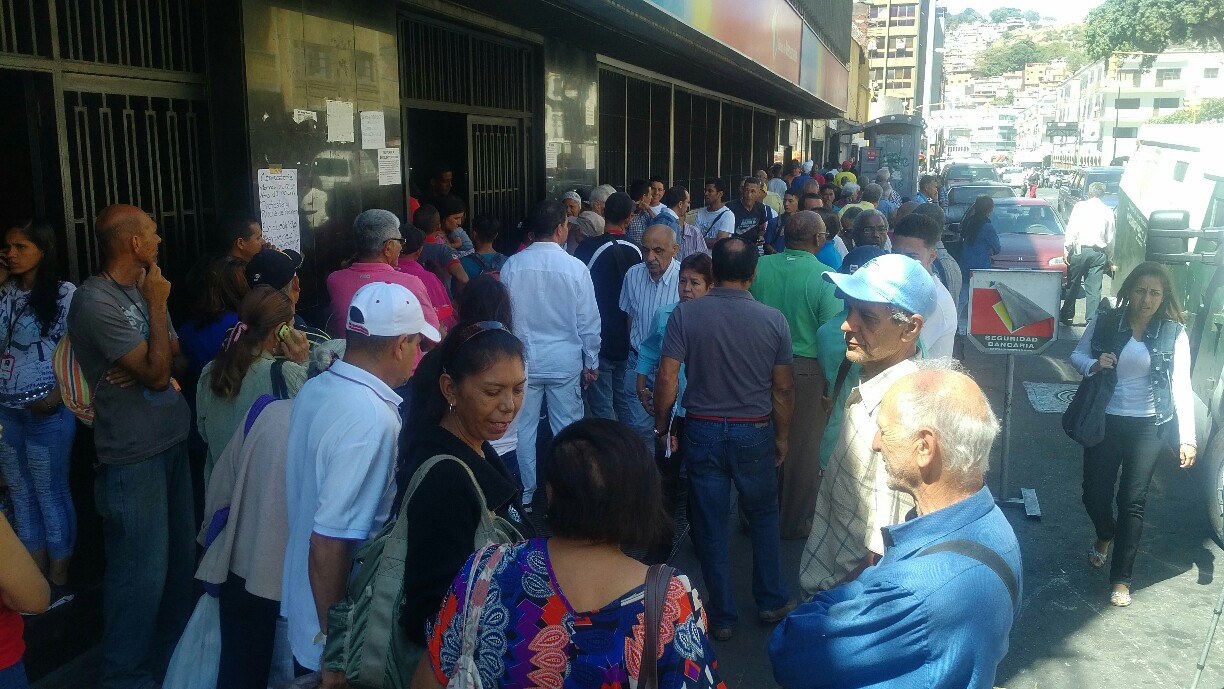 Trabajadores de la Alcaldía de Libertador trancaron la Av. Lecuna en protesta contra Erika Farías (FOTOS)