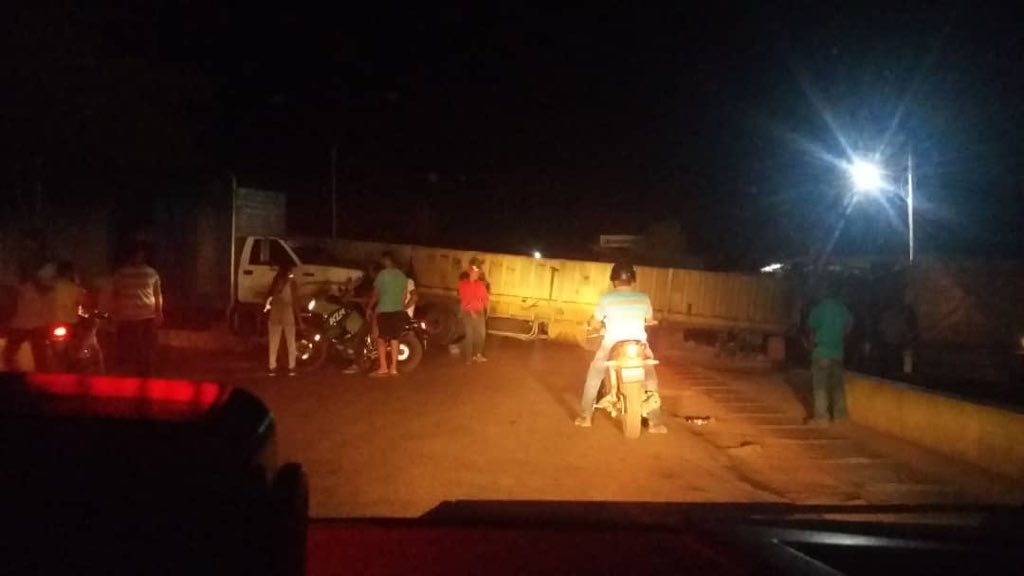 Vecinos de Santa Elena de Uairen colocan barricadas para evitar paso de la GNB y colectivos chavistas (Fotos)