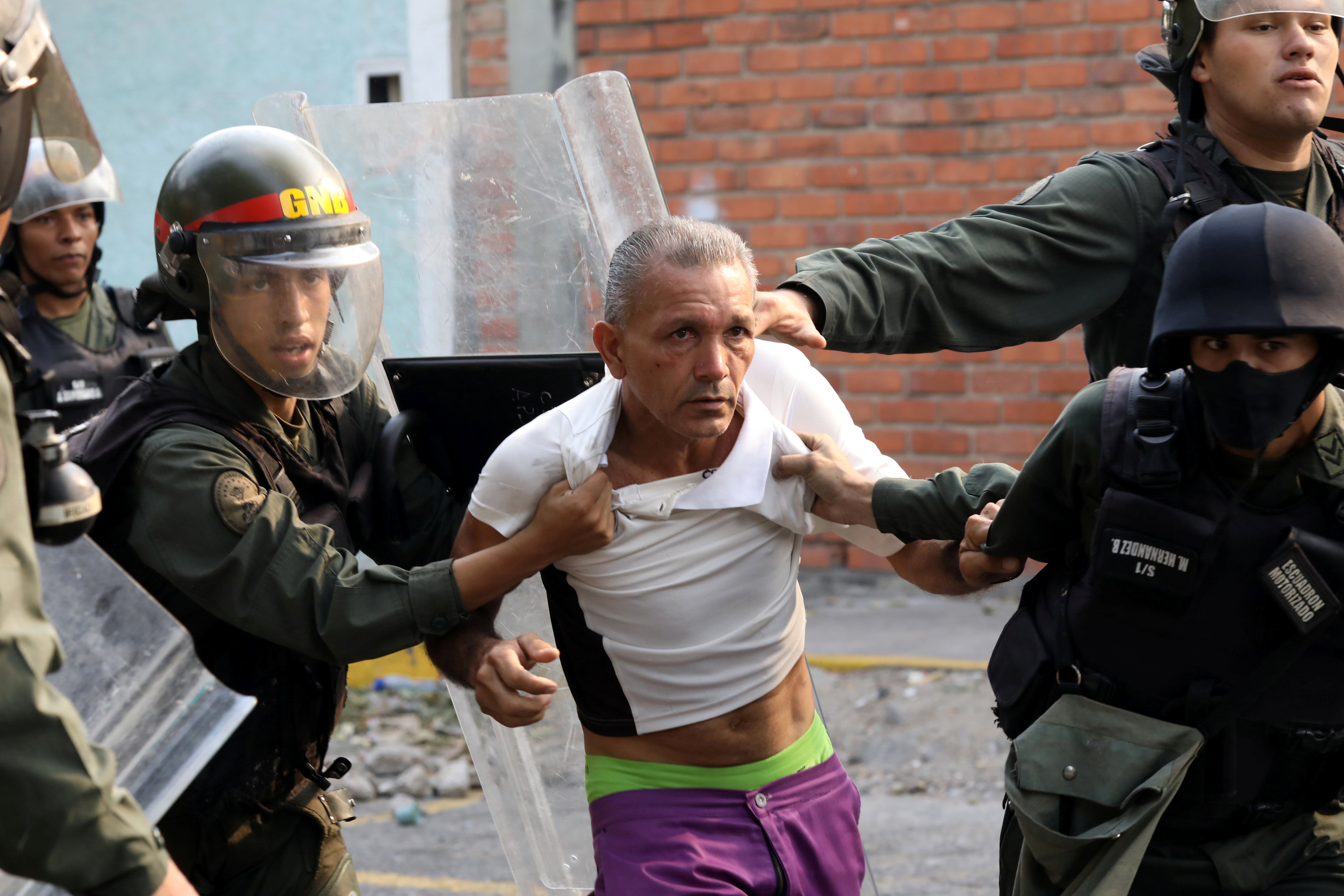 La brutal represión, la resistencia, heridos y quema de ropa de milicianos: FOTOS de Ureña que dan la vuelta al mundo
