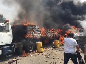 EN FOTOS: Tres camiones con ayuda humanitaria fueron incendiados con bombas lacrimógenas por funcionarios del régimen
