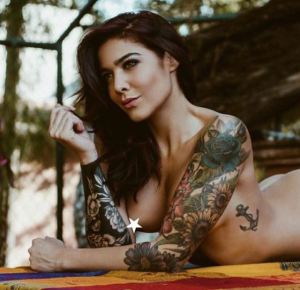 Conductora buenototota y tatuada de FoxSport se desnudó en Instagram por una buena causa