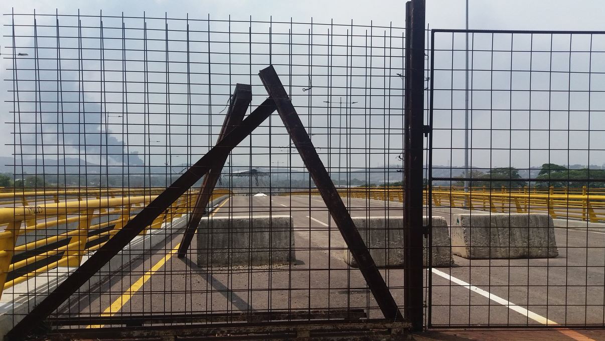LA FOTO: Maduro insiste en atrincherarse y le pone nuevos pinchos a la vía del puente Tienditas