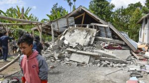Al menos 48 heridos y más de 300 casas dañadas por sismo en isla de Indonesia