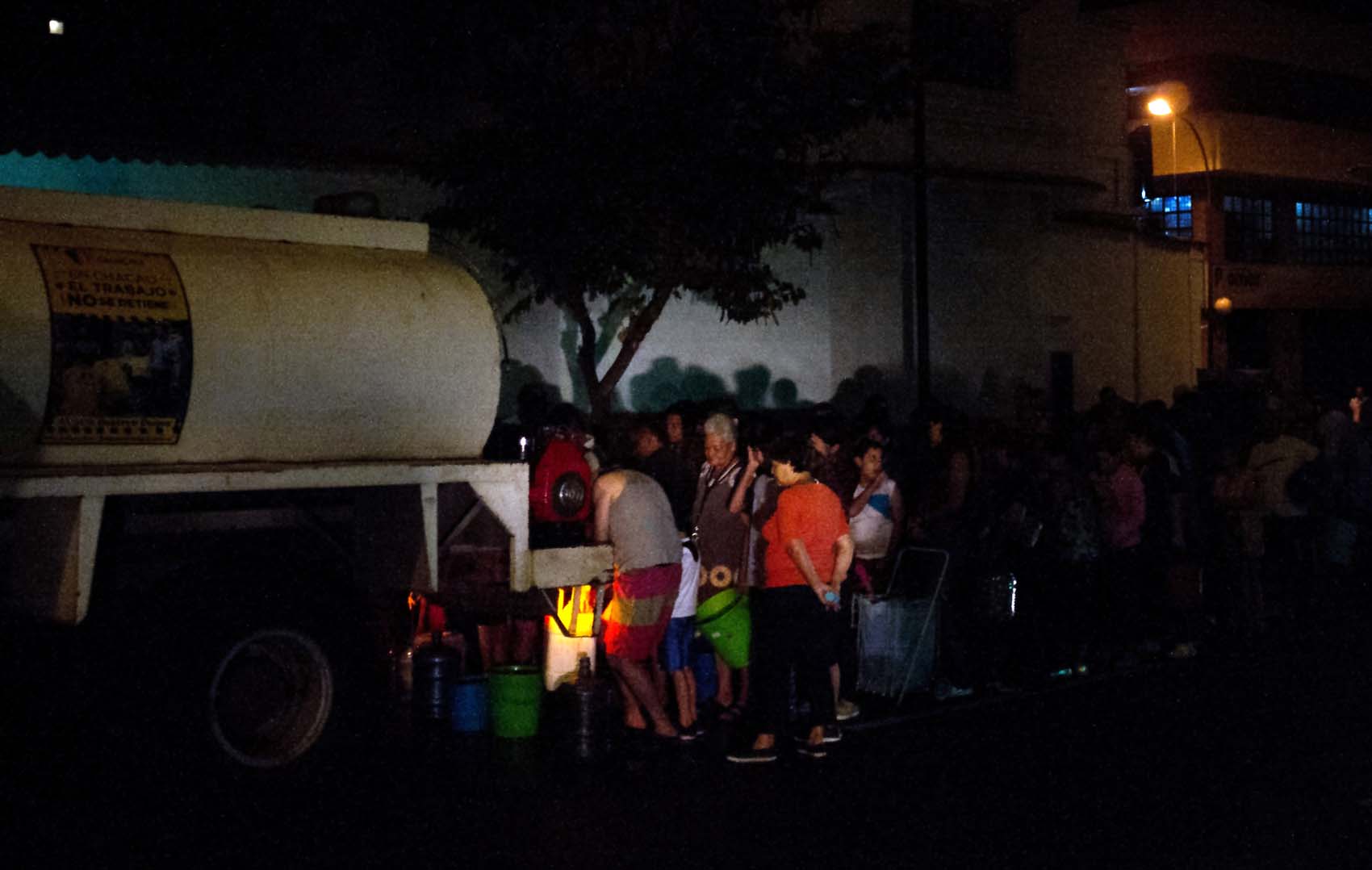 Venezolanos batallan por agua y comida ante lenta recuperación por el apagón
