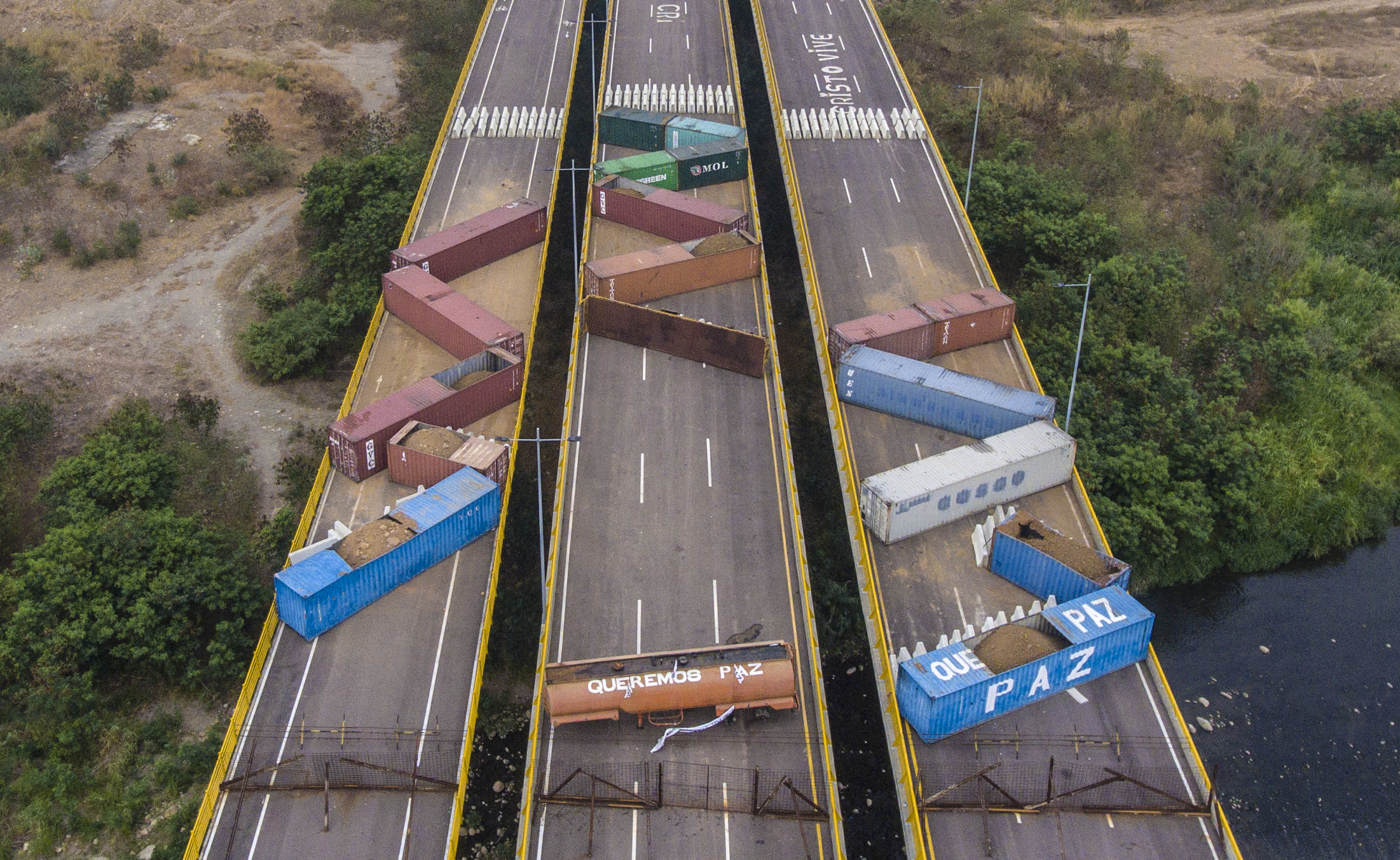 ¿Tetris? Estos son los nuevos obstáculos del régimen en el puente Tienditas (FOTOS)