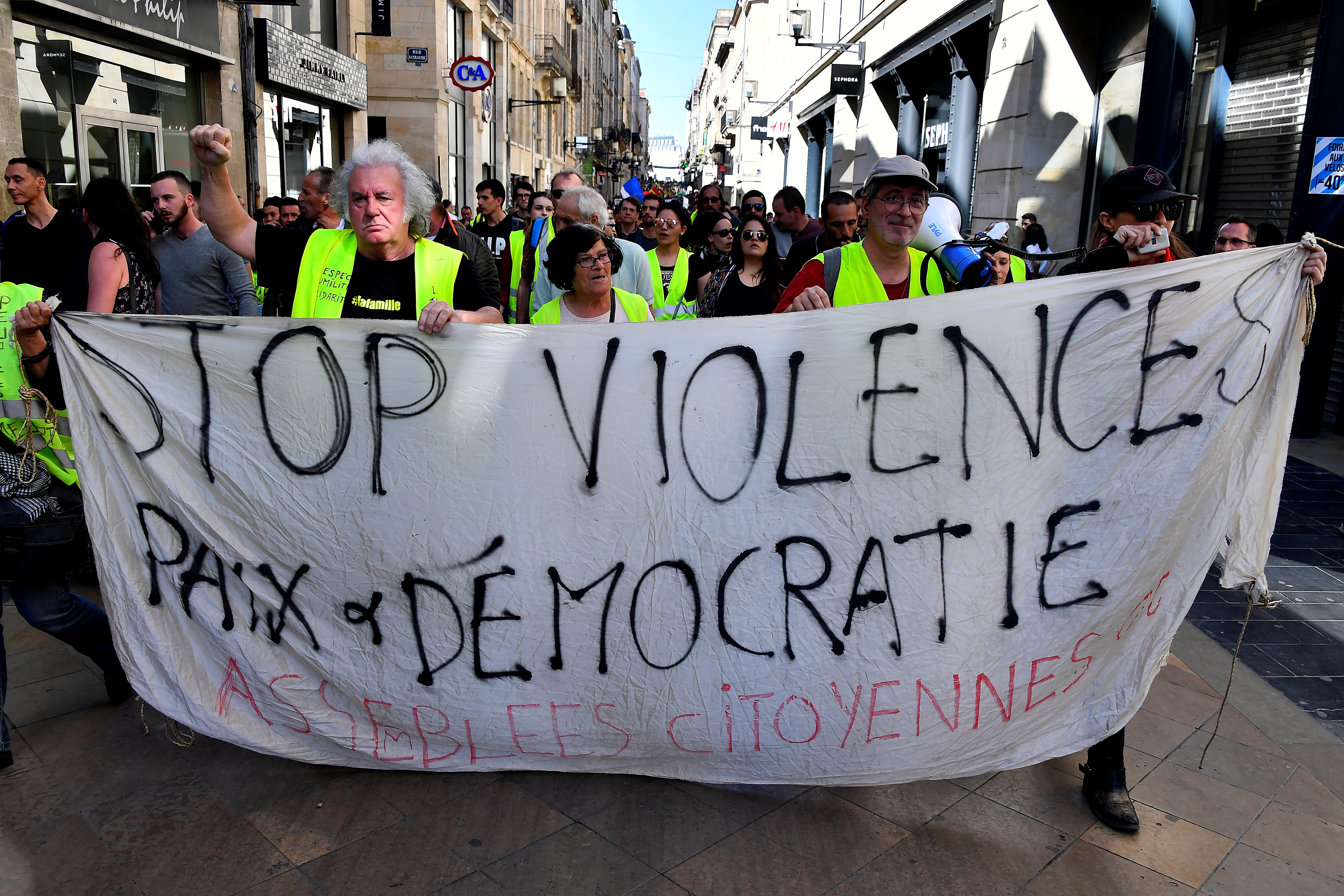 Despliegue policial limita violencia en protesta de los chalecos amarillos en Francia