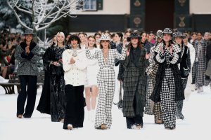 Chanel rinde un sentido homenaje a Lagerfeld en su desfile en París (Fotos)
