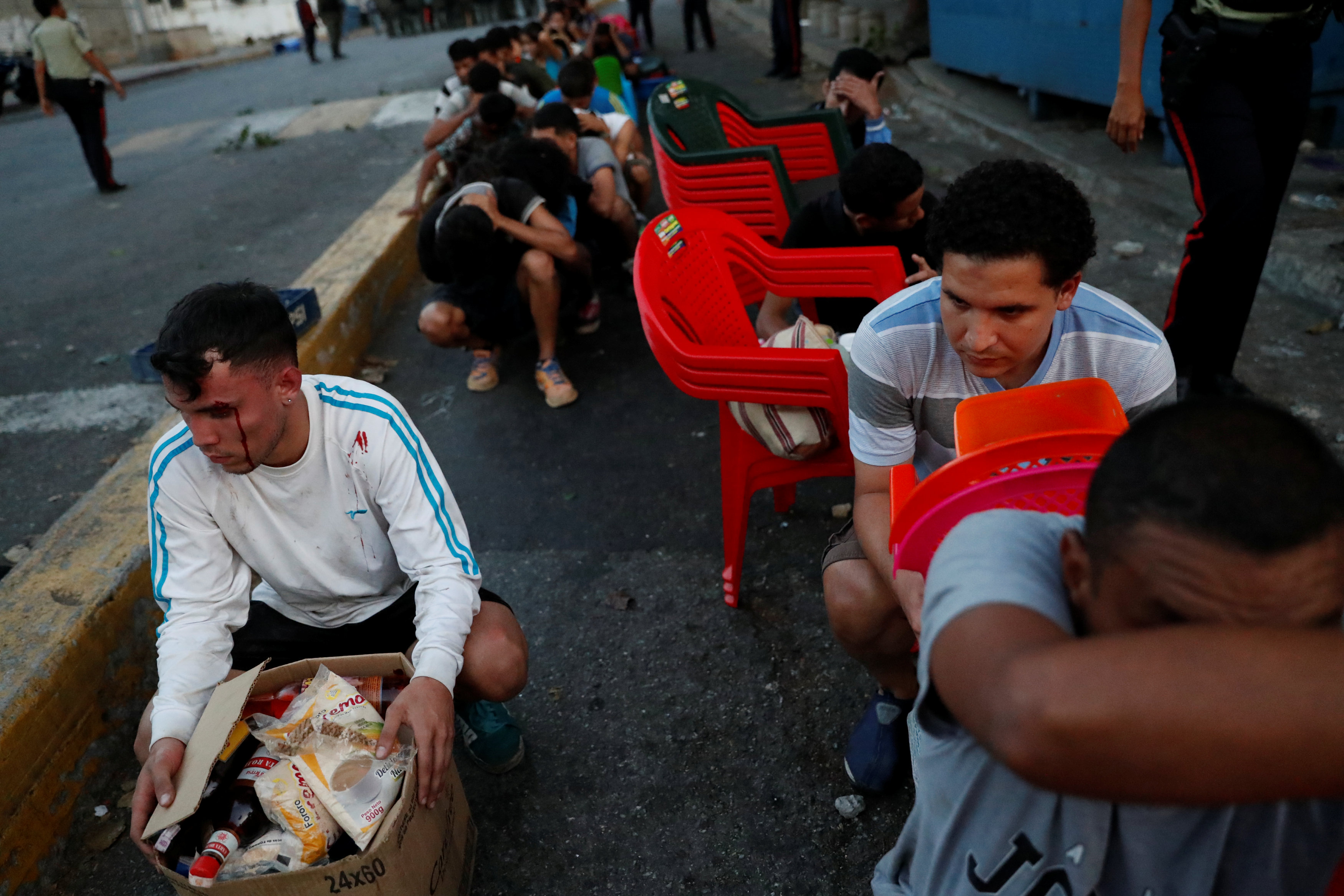 Las FOTOS de la desesperación: Detenidos por saqueos a un supermercado en Caracas tras 72 horas sin luz