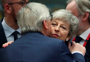 Opción de un Brexit sin acuerdo gana terreno mientras la Unión Europea presiona a Theresa May