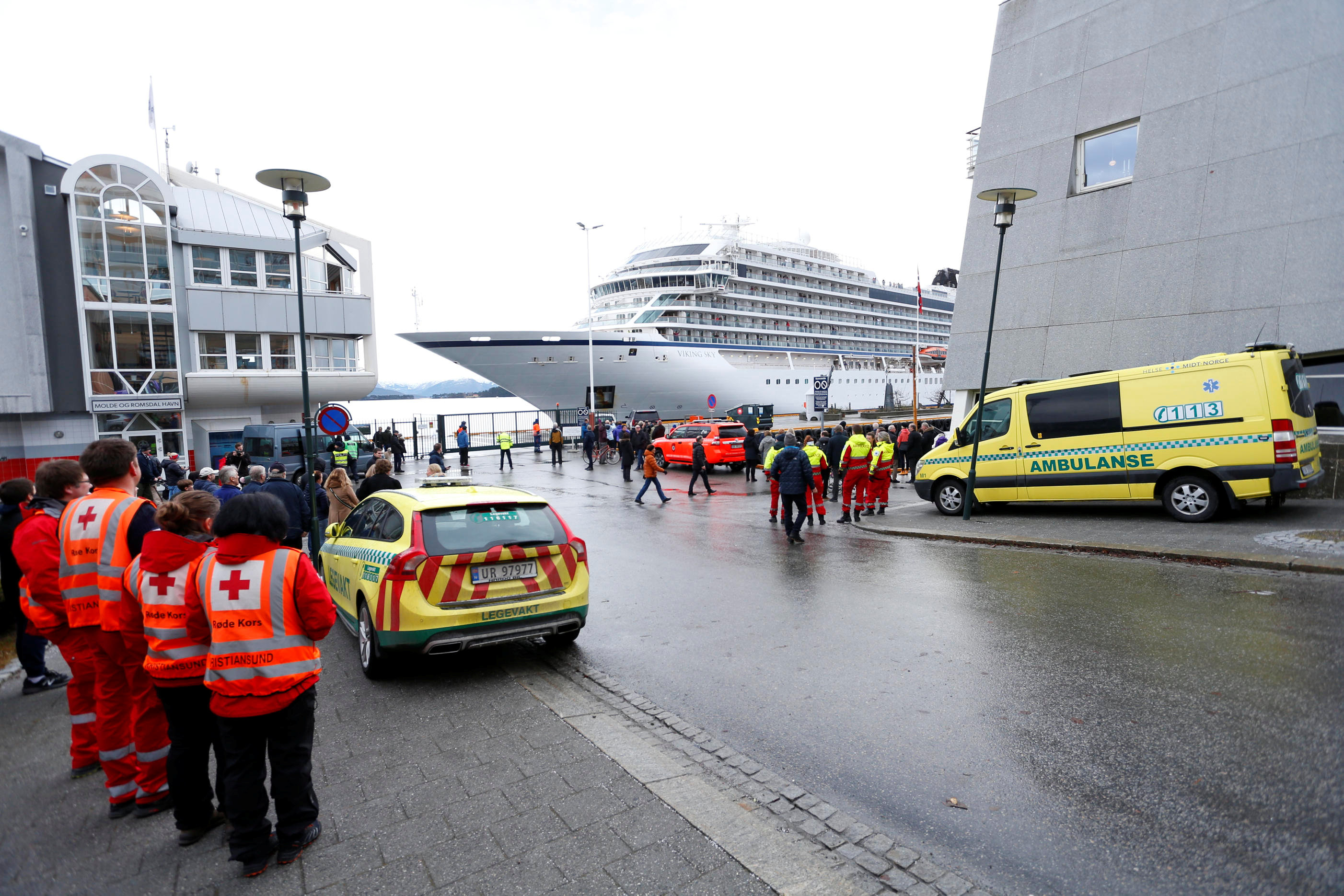 El crucero Viking Sky alcanza puerto tras dramática evacuación de pasajeros (FOTOS)