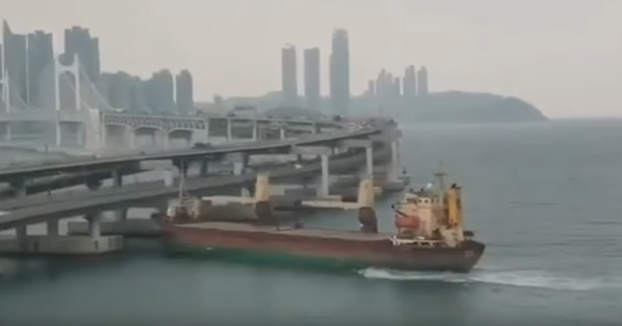 ¡Andaba mal entonado! Capitán ruso estrelló su barco contra un puente (VIDEO)