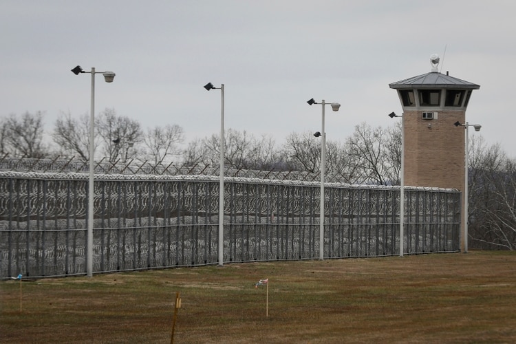 Informe revela miles de casos de abusos sexuales en prisiones federales de EEUU