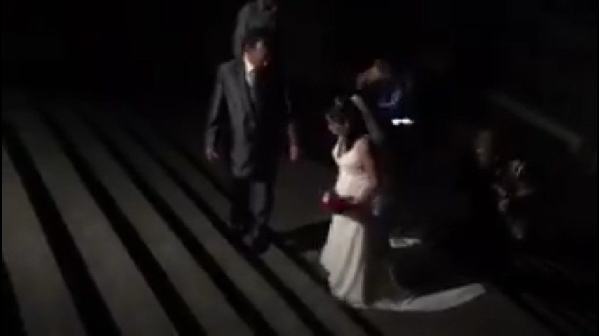 Amor en tiempo de apagones: Venezolanos se casaron a oscuras y una lamparita fue su testigo (VIDEO)